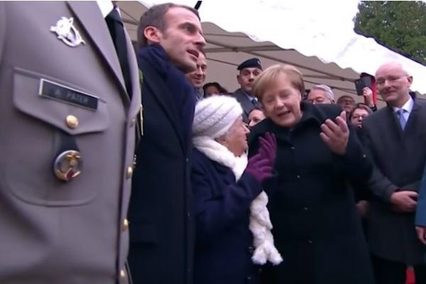 Yaşlı kadın, Merkeli Macron'un eşi sandı