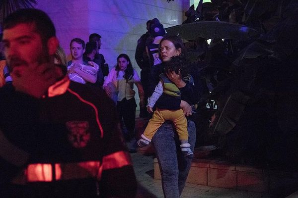 Filistin'in attığı füzelerin isabet ettiği İsrail yerleşim yerlerine panik ve korku hakim