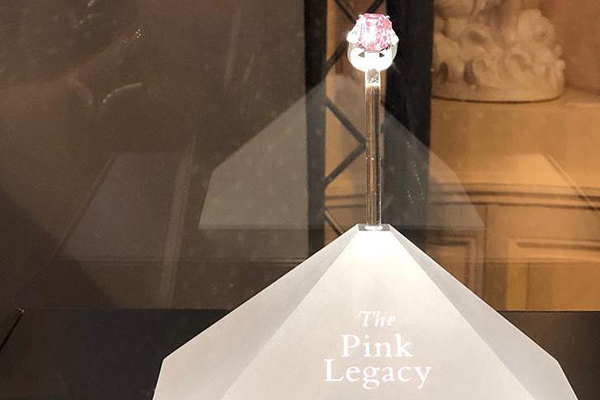 Rekor bedelle el değiştirdi