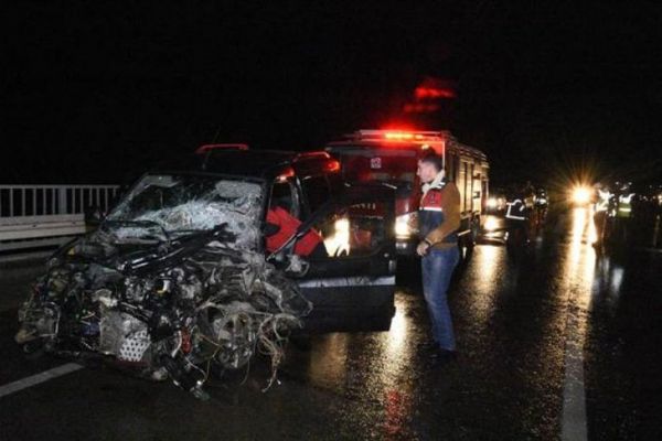 TIR ile kamyonet kafa kafaya çarpıştı