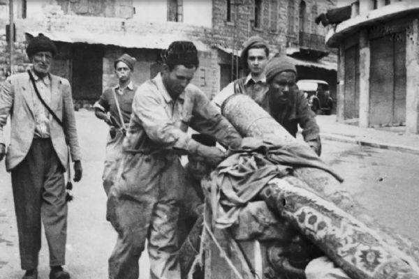 İsrail, Filistin'in topraklarıyla bilikte arşivlerini'de yağmaladı