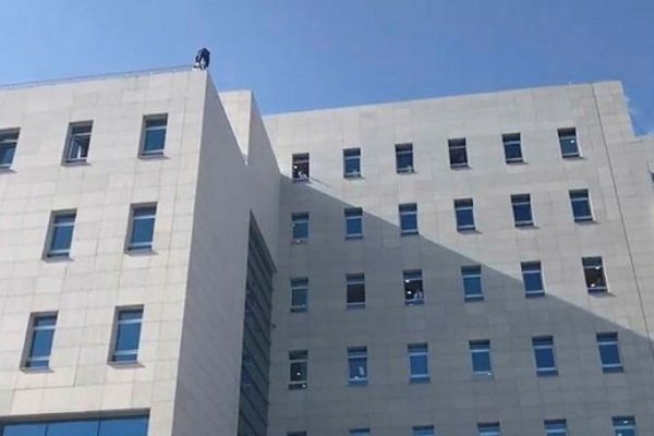 Meclis'in çatısında intihar girişimi