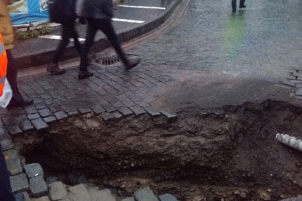 Trabzon'da yol çöktü