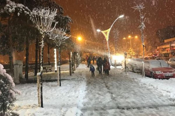 Bayburt'ta kar yağdı, okullar tatil edildi