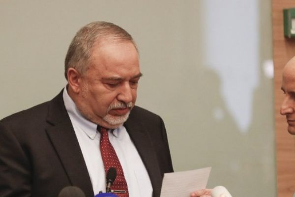 İsrail'in Filistin'e yaptığı başarısız saldırıları sonucunda, İsrail Savunma bakanı Avigdor Lieberman istifa etti