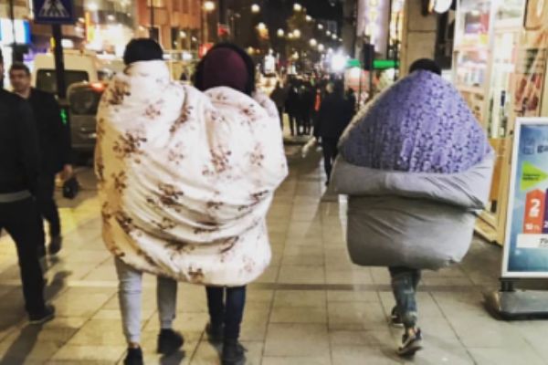 Şehrin ortasında yün yorganla dolaştılar