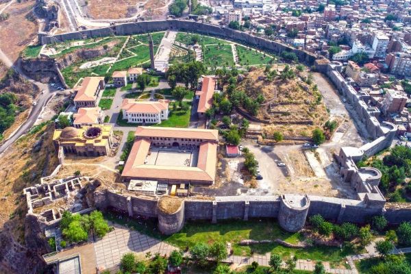 Diyarbakır Sur'da, tünel ve su kanalı bulundu