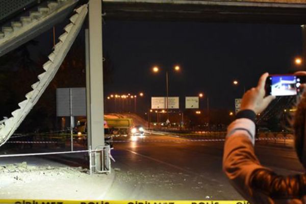 Konya'da üst geçidin merdivenleri çöktü olası facia önlendi!