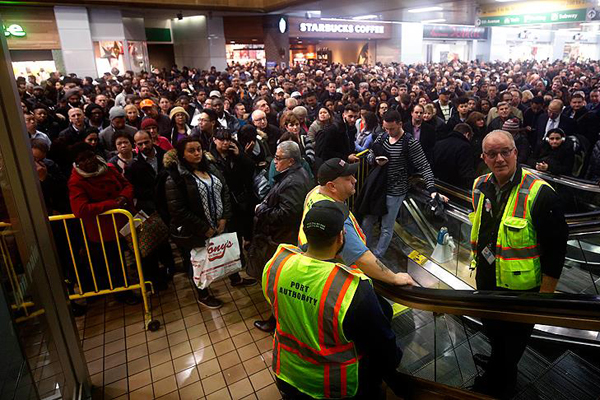 New York'taki kar fırtınası yüzlerce kişiyi mahsur bıraktı