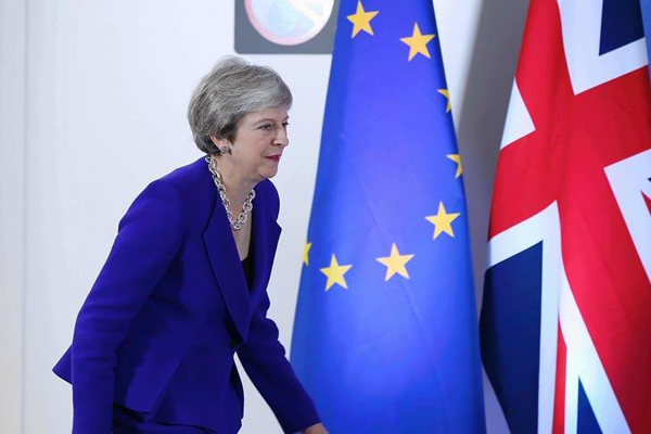 May'den 'görevimin başındayım' mesajı