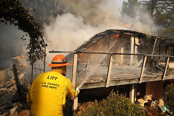 Ahşap evde çıkan yangın bitişikteki 3 binaya sıçradı