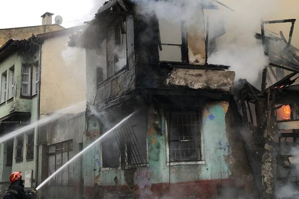 Bursa'da tarihi bina yandı