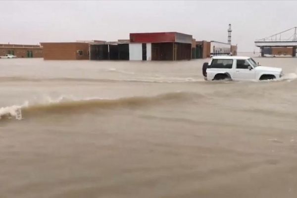 Suudi Arabistan ve Kuveyt'te aşırı yağış sele neden oldu, 30 kişi öldü