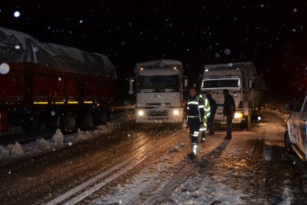 Yoğun kar yağışı Antalya-Konya arası ulaşımı aksattı
