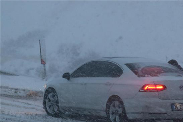 Erzincan'da kar yağışı ulaşımı olumsuz etkiledi