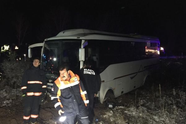 Elazığ'da midibüs şarampole yuvarlandı, 17 yaralı