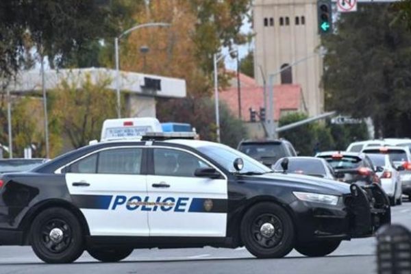 Kurşun yağmuruna tutulan arabadan sağ salim çıktı