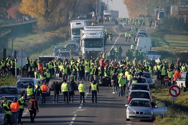 Fransa'da akaryakıt zammına protesto, 1 kişi hayatını kaybetti