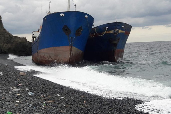 Yalova'ya söküm için getirilen 2 gemi karaya oturdu