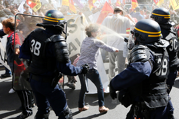 Fransa'da halk vergileri protesto etmek için sokağa döküldü
