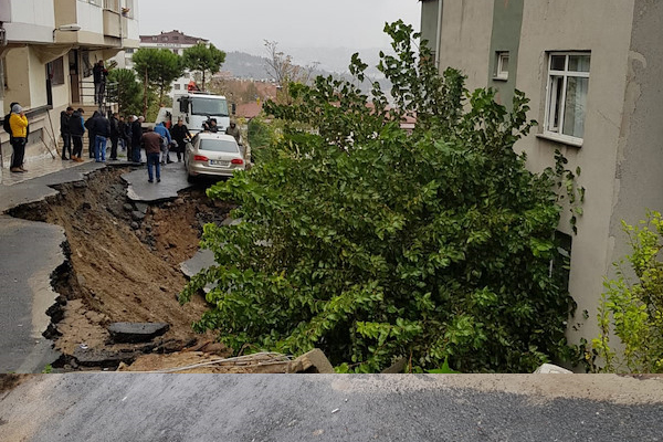 İstanbul Eyüp Sultan'da bina girişinde toprak kayması