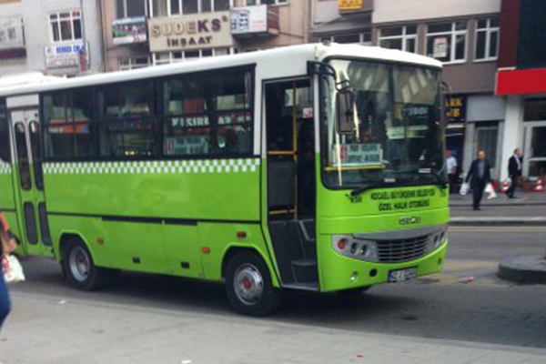 Özel halk otobüsü şoföründen alkışlanacak hareket