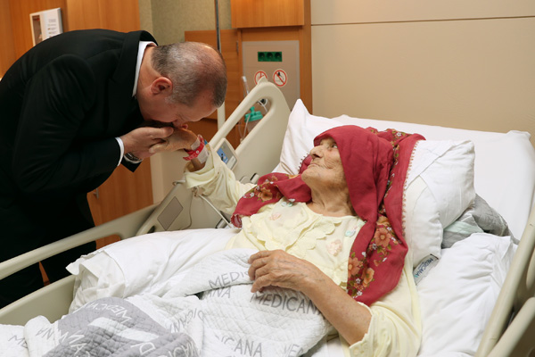 Erdoğan 100 yaşındaki Nazmiye Balcı’yı ziyaret etti