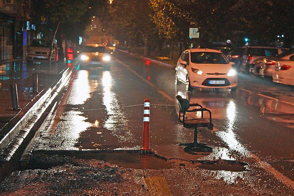 İzmir'in ortasında trafiğe 'sandalyeli' koruma