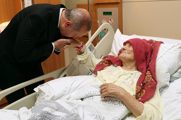 Erdoğan'dan 100 yaşındaki Nazmiye Balcı'ya ziyaret
