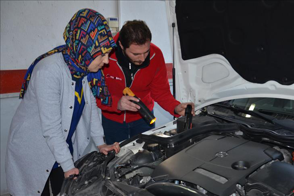 Kadın girişimci, KOSGEB desteğiyle oto bakımcı oldu