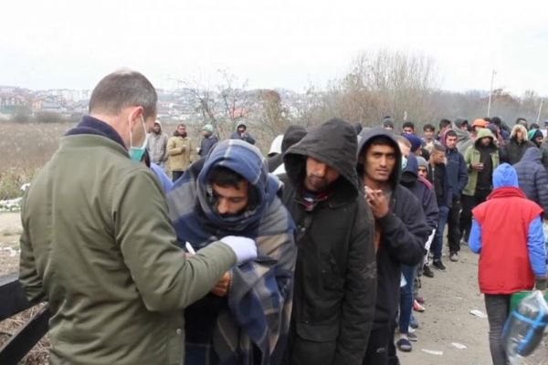 Bosna'da sıkışıp kalan mülteciler soğukla mücadele ediyor