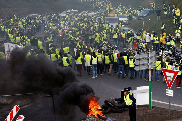 Fransa'da protestocular akaryakıt deposunu işgal etti