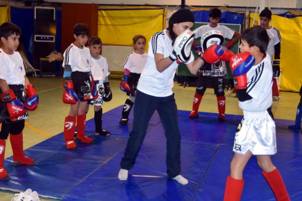 Dicle komiser, gündüzleri nöbet tutuyor akşamları çocuklara dövüş eğitimi veriyor