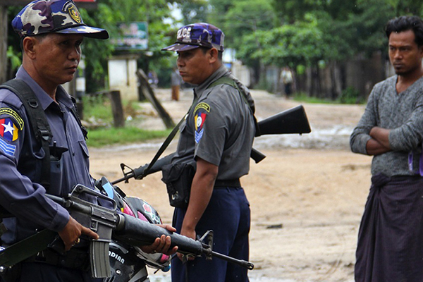 Myanmar polisi mülteci kampındaki 4 Rohingya'yı vurdu