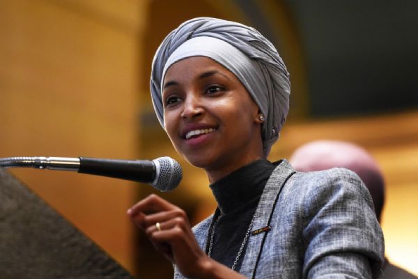 Müslüman temsilci İlhan Omar, Kongrede başörtüsü yasağını kaldırmak istiyor
