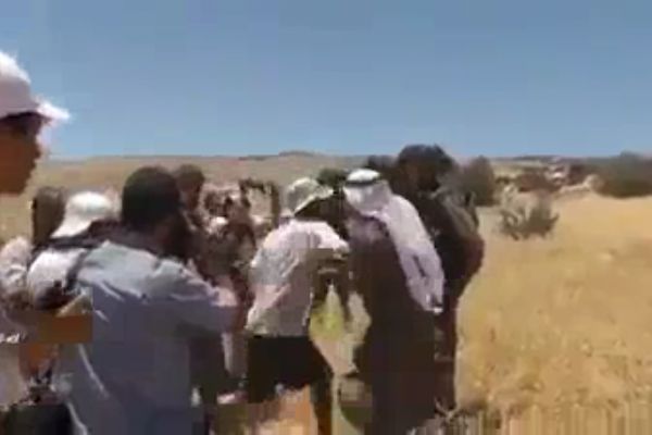 İsrailli yerleşimci, Filistinli yaşlı adama saldırdı