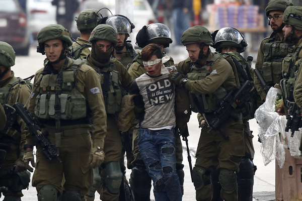 İsrail bu yıl 900'den fazla masum Filistinli çocuğu gözaltına aldı