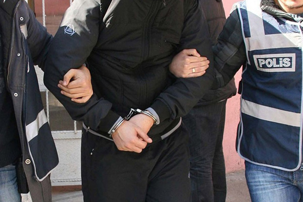 FETÖ'nün 'askeri mahrem yapılanmasına' operasyon: 8 gözaltı