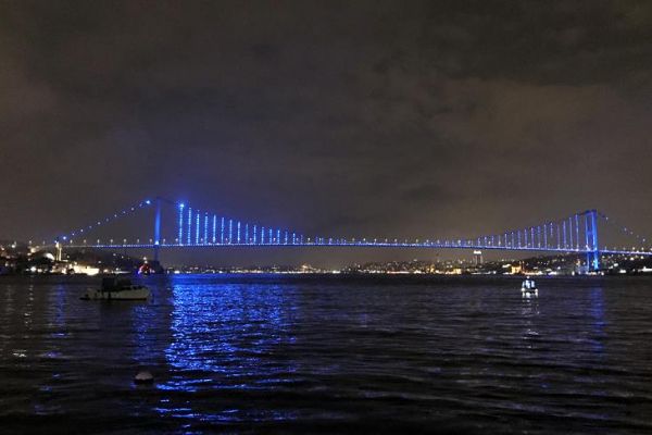 Köprüler çocuk hakları için maviye büründü