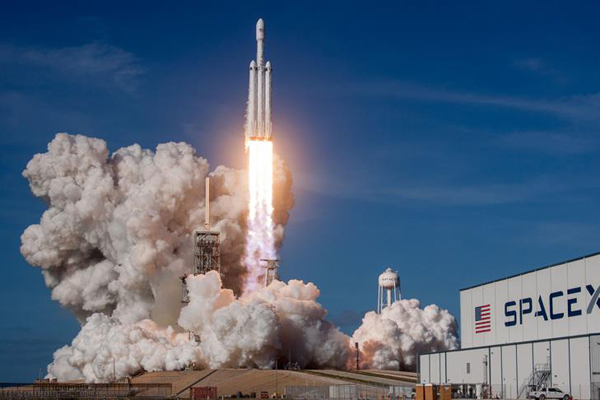 SpaceX, 64 küçük uydunun fırlatılmasını erteledi