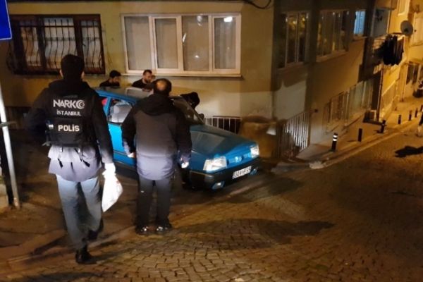 Polis, uyuşturucu satıcısını suç üstü yakaladı