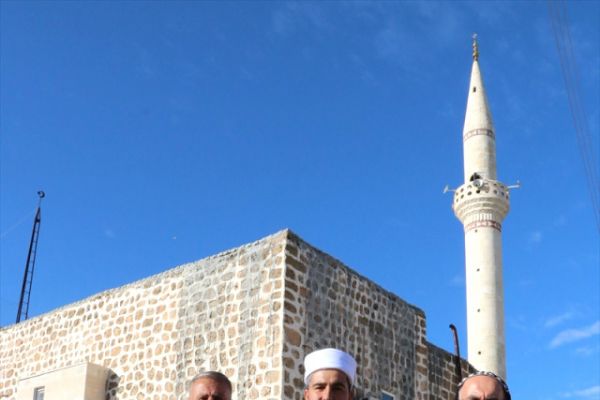 Rahip'ten cami onarımına destek