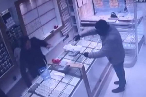 Soyguncu yakalanacağını anlayınca intihar etti