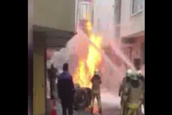 Bağcılar'da doğal gaz borusu patladı