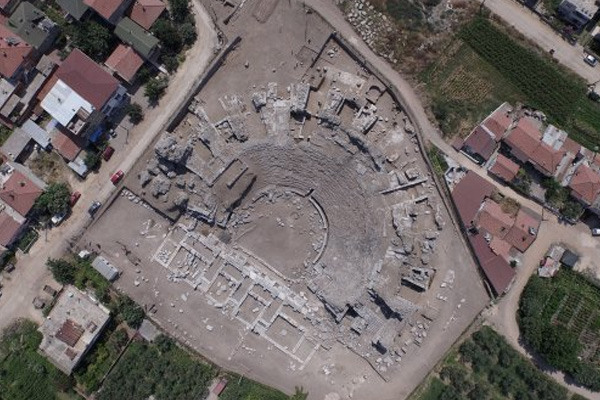 Tarihi Roma Tiyatrosu'ndan 2500 yıllık seramikler çıktı