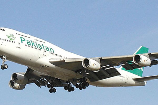 Uçuşu iptal edilen Pakistanlı bakan kıyafetlerini yaktı