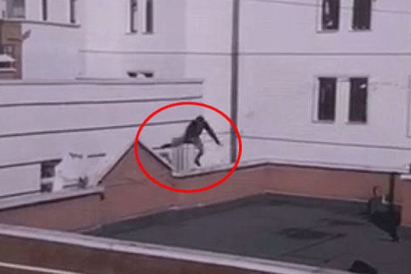 Ankara'da damdan dama atlayan gencin feci sonu…