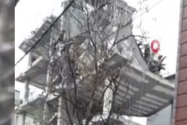 Tuzla'da 8 katlı binanın iki katı çöktü