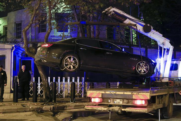 'Dur' ihtarına uymayan alkollü sürücü polise çarptı