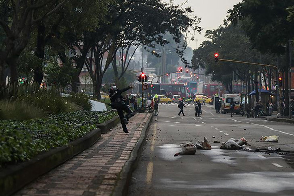Kolombiya'da üniversite öğrencileri polisle çatıştı